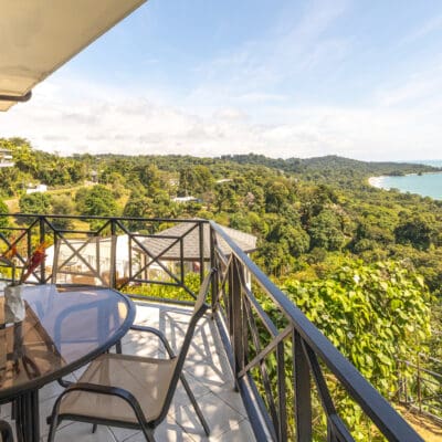 family-suite-with-jacuzzi-balcony