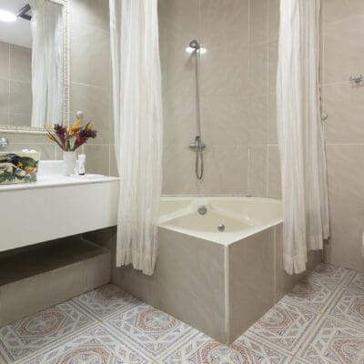 standard-room-1q-bathroom